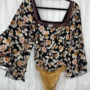 free people 𖤓 floral bell sleeve bodysuit.